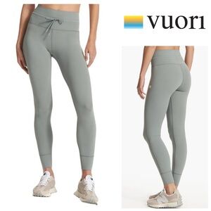 Vuori Daily Leggings in Sage (Green Grey)
